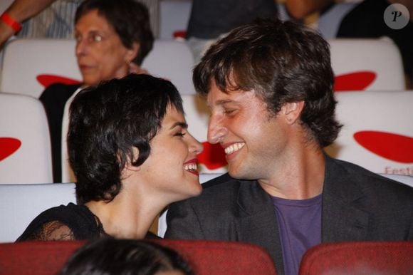 Ana Paula Arósio vive na Inglaterra, e está casada com o arquiteto Henrique Pinheiro.