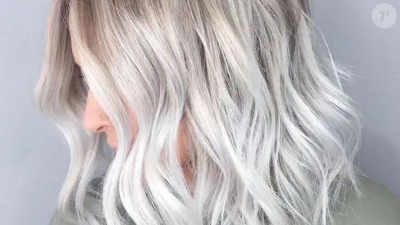 O cabelo ice blonde se destaca por seu acabamento frio e extremamente sofisticado