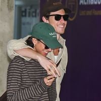 Mais cara que o bacalhau da Páscoa 2026! Bruna Marquezine elege blusa grifada em desembarque, de mãos dadas, com namorado, Shawn Mendes. Fotos!