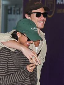 Mais cara que o bacalhau da Páscoa 2026! Bruna Marquezine elege blusa grifada em desembarque, de mãos dadas, com namorado, Shawn Mendes. Fotos!