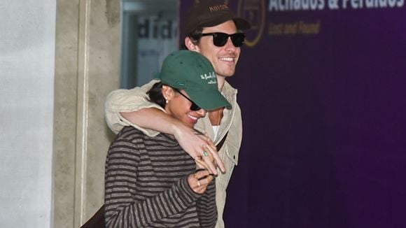 Mais cara que o bacalhau da Páscoa 2026! Bruna Marquezine elege blusa grifada em desembarque, de mãos dadas, com namorado, Shawn Mendes. Fotos!