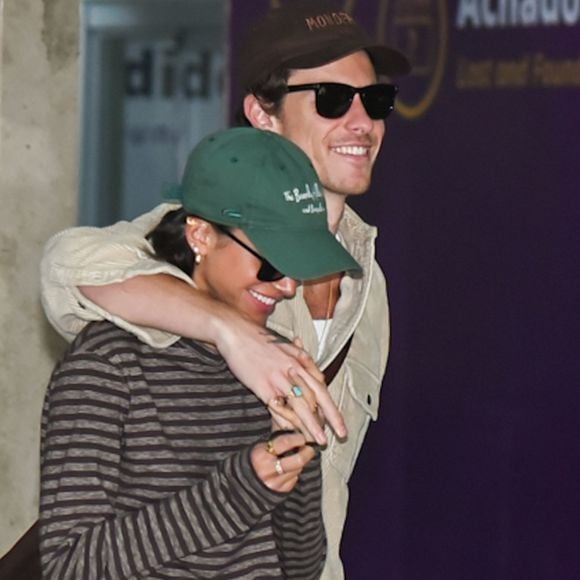 Mais cara que o bacalhau da Páscoa 2026! Bruna Marquezine elege blusa grifada em desembarque, de mãos dadas, com namorado, Shawn Mendes. Fotos!