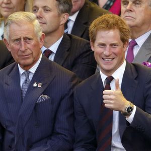 Segundo o comunicado, príncipe Harry e Rei Charles III trocaram presentes, confirmando que a visita foi agradável