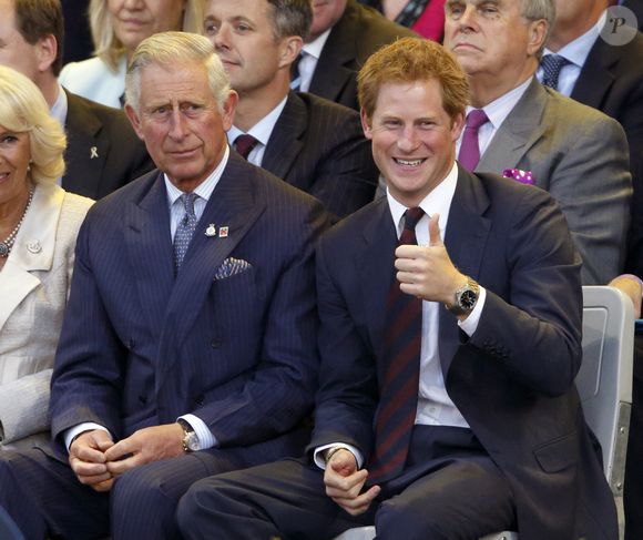 Segundo o comunicado, príncipe Harry e Rei Charles III trocaram presentes, confirmando que a visita foi agradável