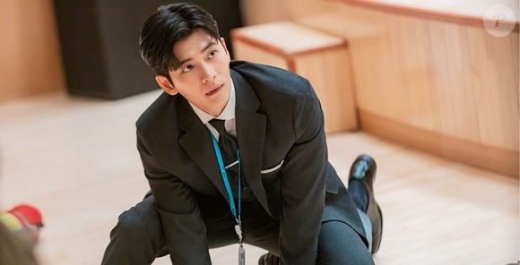 Kang Tae-oh, intérprete do irresistível diretor So Baek-ho no dorama, o ator tem 30 anos na vida real