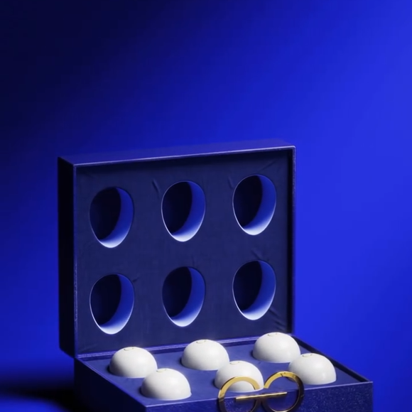 Gracyanne Barbosa apresentou uma caixa estilizada com seis ovos, definidos por ela como ‘seis joias da natureza esculpidas com carinho por galinhas talentosas’