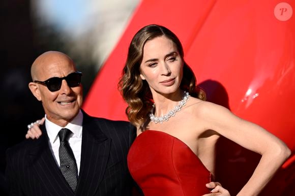 Mesmo rígida e exigente, Emily, interpretada por Emily Blunt, também expõe fragilidades ao enfrentar medo de substituição e perda de espaço
