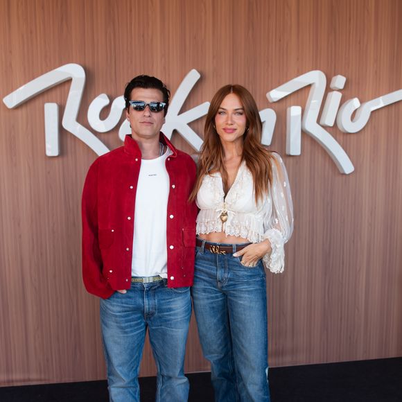 Bruno Gagliasso e Giovanna Ewbank: o ator usa jaqueta bomber em camurça vermelha sobre t-shirt branca, jeans flare de lavagem média e bota de couro escura. A apresentadora aposta na estética boho chic com bota de bico fino, jeans de cintura alta com cinto de fivela marcante e bota no tom café, além de cropped branco de mangas bufantes e transparência em polka dots