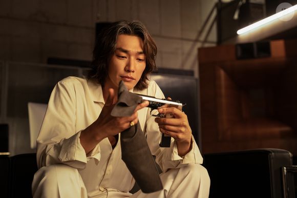 Então, o protagonista se envolve em uma parceria com o intermediário Moon Baek, sem saber que ele é um traficante