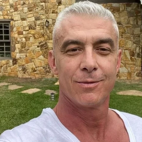 Em meio à polêmica, Alexandre Correa homenageia o filho nas redes sociais.