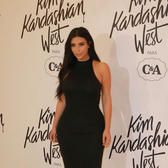 A bolsa faz parte do figurino elaborado pela estilista Soki Mak para a personagem que Kardashian interpreta em Tudo É Justo, produção de streaming que a estrela está divulgando no momento