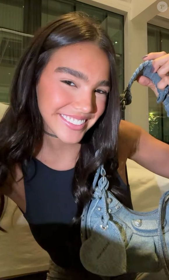 Com apenas 16 anos, Duda Guerra impressiona ao comprar bolsa da Balenciaga