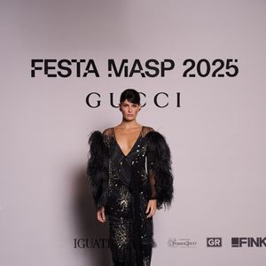 A top Isabeli Fontana apostou em plumas e transparência para seu look no evento
