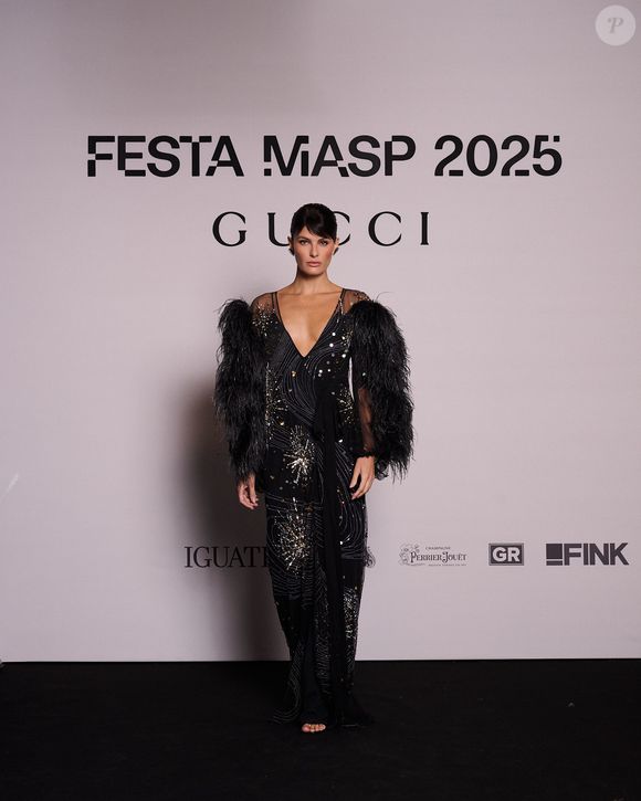 A top Isabeli Fontana apostou em plumas e transparência para seu look no evento