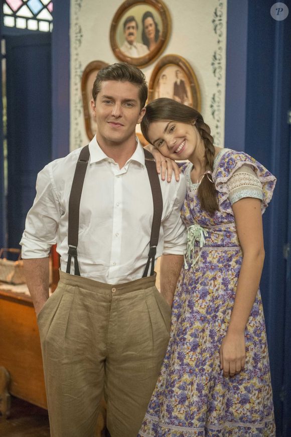 Gravidez de Camila Queiroz e Klebber Toledo: atores engataram o namoro em 2016 durante as gravações da novela 'Êta Mundo Bom!'