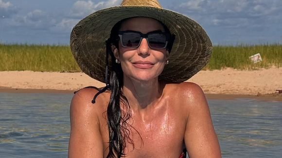 Muito além de uma casa de verão, essa mansão de Ivete Sangalo à beira-mar surpreende por estética elegante, culturais baianas e ambientes integrados
