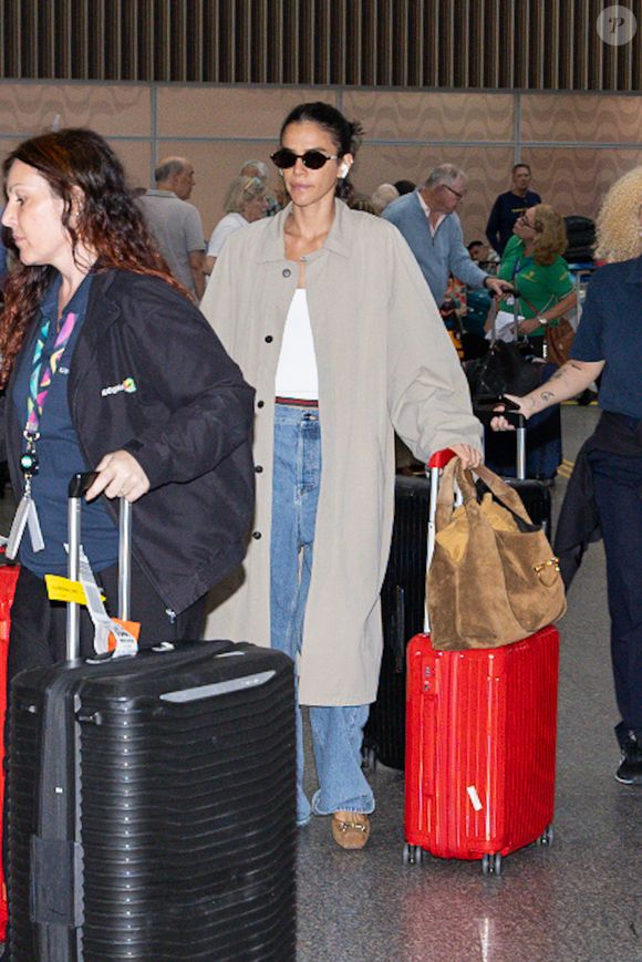Atriz surge no Galeão na manhã desta terça-feira (17), com look de grife e destaca sapatilha de R$ 8 mil como protagonista do visual