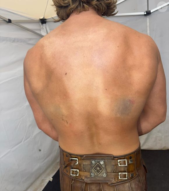 O resultado foi um corpo super definido de Nicholas Galitzine, que passou a roubar a cena por sua forma física na web