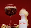 O Cola Addict, da Borntostandout, leva a famosa "coquinha" para a perfumaria de luxo ao combinar cola, limão, lima, gengibre, canela, rum, baunilha, caramelo e sândalo em uma fragrância intensa e inusitada