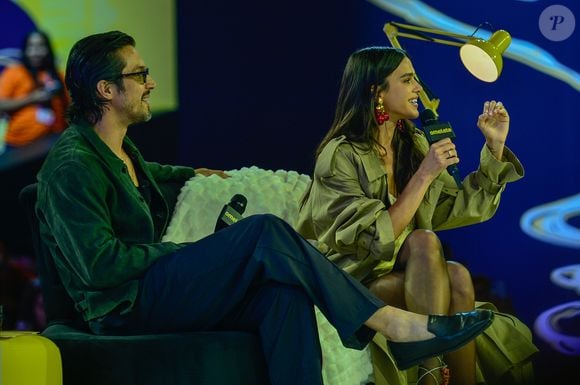 Bruna Marquezine e Romulo Estrela participaram da CCXP neste sábado, dia 06 de dezembro