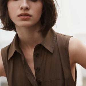 Elegante, versátil e atemporal: este vestido midi marrom é a peça curinga para os dias frios