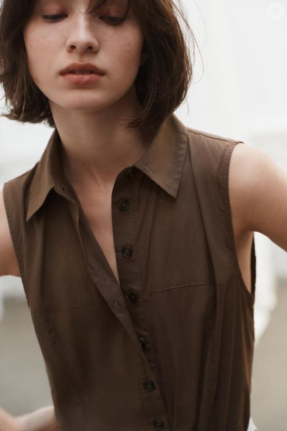 Elegante, versátil e atemporal: este vestido midi marrom é a peça curinga para os dias frios