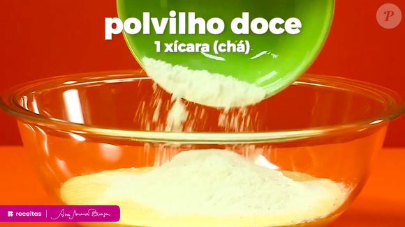 Em uma tigela, adicione a mistura e acrescente os ingredientes sólidos, incluindo o polvilho e a farinha de arroz