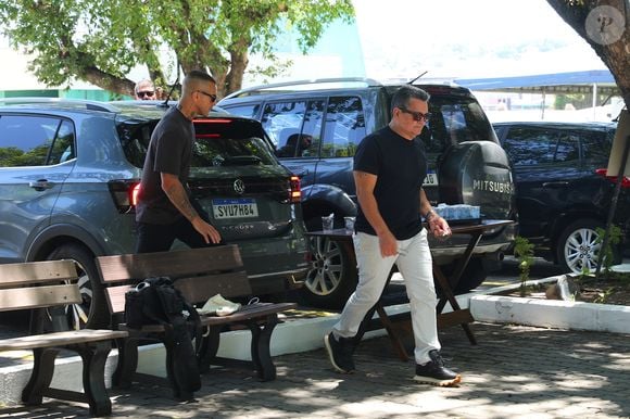 Quem também marcou presença no velório foi Luciano Souza, pai de Mel Maia, que estava separado de Débora