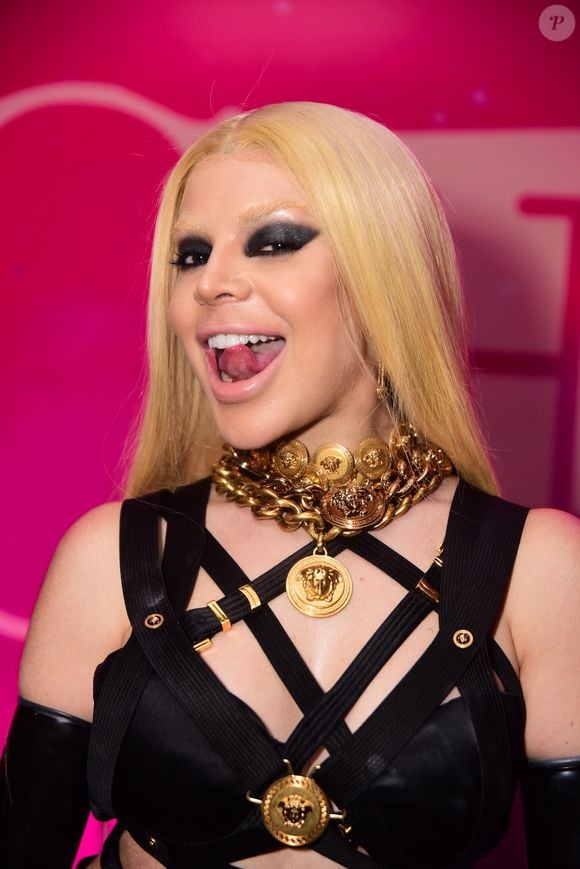 Gkay também já surgiu com um acessório brilhante no dente, seguindo a estética do tooth gem, tendência que transforma pequenos detalhes aplicados ao sorriso em elementos de destaque no visual