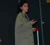 Bruna Marquezine chegou ao Brasil com um trench coat longo