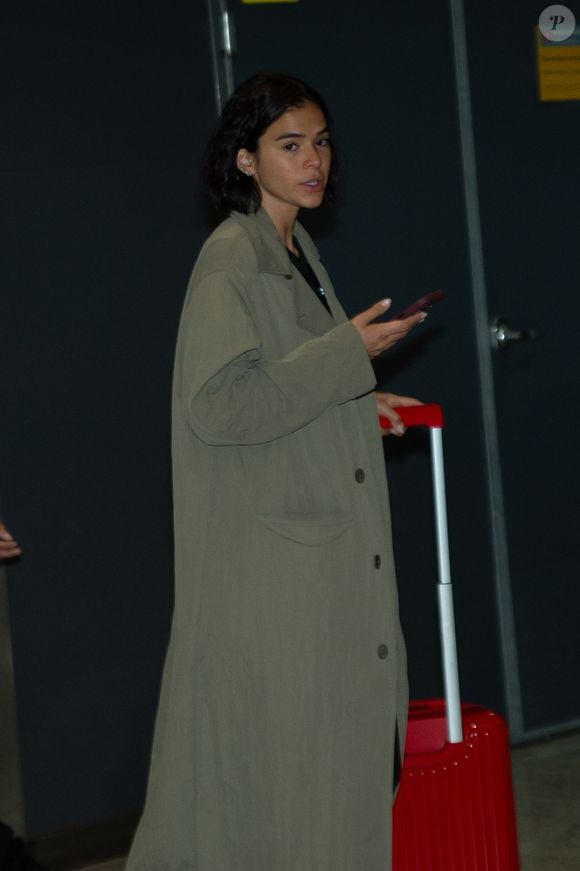Bruna Marquezine chegou ao Brasil com um trench coat longo