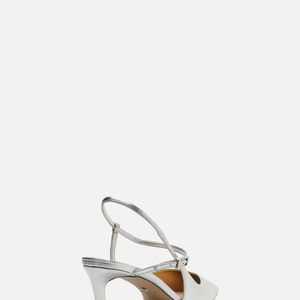 Os sapatos metalizados voltaram com força às tendências de moda, mas quem acompanhava o estilo da inesquecível Lady Di sabe que a princesa já apostava nessa proposta décadas antes