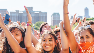 Esta é a shoulder bag mais estilosa que você vai ver levar para o Lollapalooza Brasil 2025