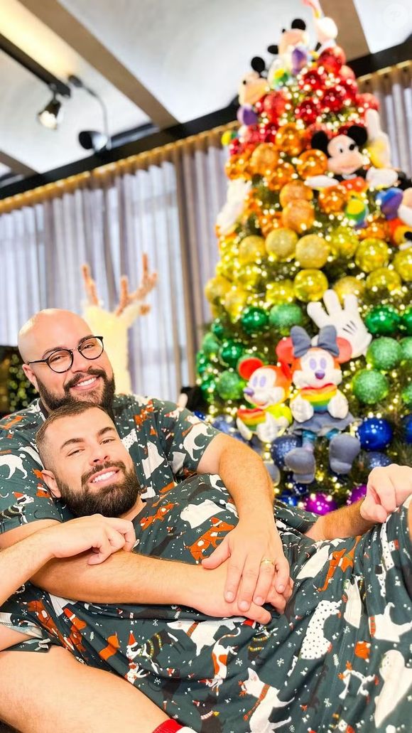 Tiago Abravanel e o marido, Fernando Poli, apostaram na representatividade LGBTQIAPN+ e encheram a árvore de Natal de colorido! Além disso, vários Mickeys tomaram conta da ornamentação! Awn, ficou um amor!