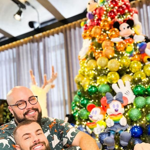 Tiago Abravanel e o marido, Fernando Poli, apostaram na representatividade LGBTQIAPN+ e encheram a árvore de Natal de colorido! Além disso, vários Mickeys tomaram conta da ornamentação! Awn, ficou um amor!