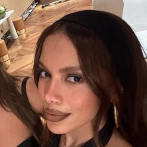 Anitta surgiu com rosto diferente na noite de sábado (28), ao lado de celebridades internacionais.