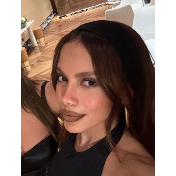 Anitta surgiu com rosto diferente na noite de sábado (28), ao lado de celebridades internacionais.