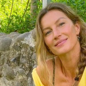Presente na dieta de Gisele Bündchen, o alecrim, além de ser uma erva aromática muito usada na culinária, possui diversos benefícios para a saúde, graças às suas propriedades medicinais