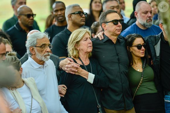 Mãe de JP Mantovani chora no sepultamento do filho famoso