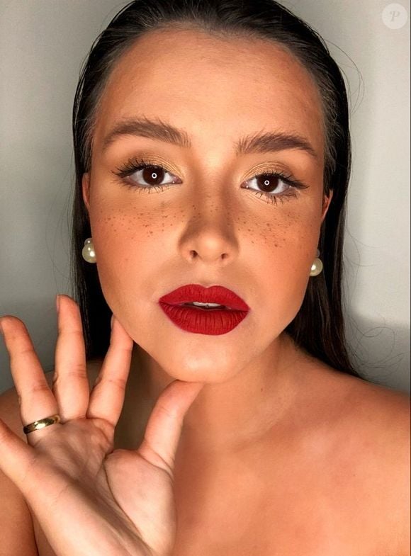 Se tem um item de beleza que virou marca registrada dessa época é a famosa maquiagem com sardinhas.