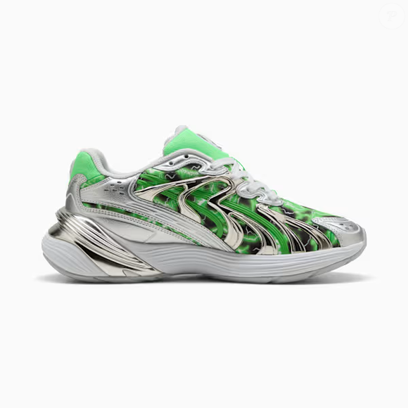 A proposta do Inverse PUMA x RIPNDIP combina nostalgia e moda atual ao recuperar uma cartela e elementos visuais associados à tecnologia e ao futurismo que marcaram o imaginário dos anos 2000
