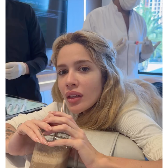 Solteira, Karoline Lima realizou uma harmonização no bumbum na última segunda-feira (29)