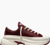 O Converse Run Star Crush Pony Hair Cano Baixo Bordo aposta em uma plataforma de 45 mm, trazendo alguns centímetros a mais e uma presença marcante aos pés
