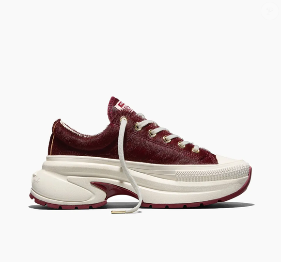 O Converse Run Star Crush Pony Hair Cano Baixo Bordo aposta em uma plataforma de 45 mm, trazendo alguns centímetros a mais e uma presença marcante aos pés