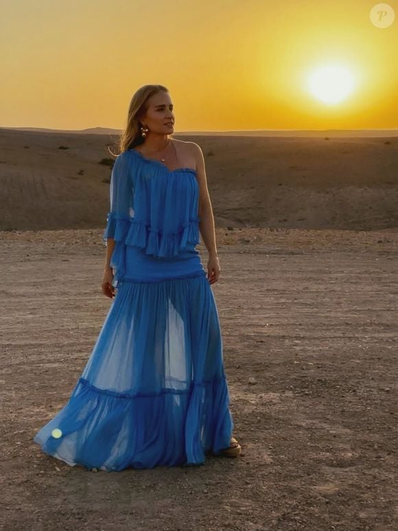 No deserto, Angélica apostou em um conjunto azul com transparência leve e muito movimento: saia longa e blusa de uma manga só, com babados estratégicos na barra