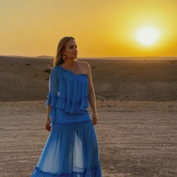 No deserto, Angélica apostou em um conjunto azul com transparência leve e muito movimento: saia longa e blusa de uma manga só, com babados estratégicos na barra