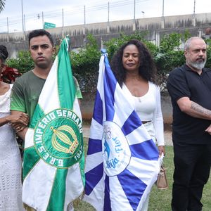 Cortejo com o corpo de Arlindo Cruz ocorreu na manhã deste domingo de Dia dos Pais