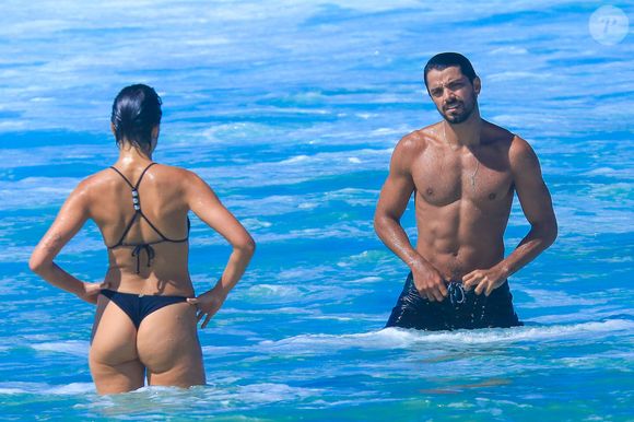 Como não poderia faltar, Agatha Moreira e Rodrigo Simas compartilharam momentos íntimos na praia