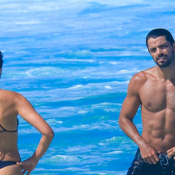 Como não poderia faltar, Agatha Moreira e Rodrigo Simas compartilharam momentos íntimos na praia