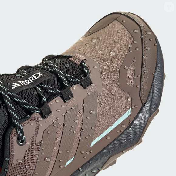 A membrana GORE-TEX é um dos principais recursos do Tênis Terrex Skychaser AX5 GORE-TEX Caminhada, sendo à prova de água e respirável para ajudar a proteger os pés em condições úmidas